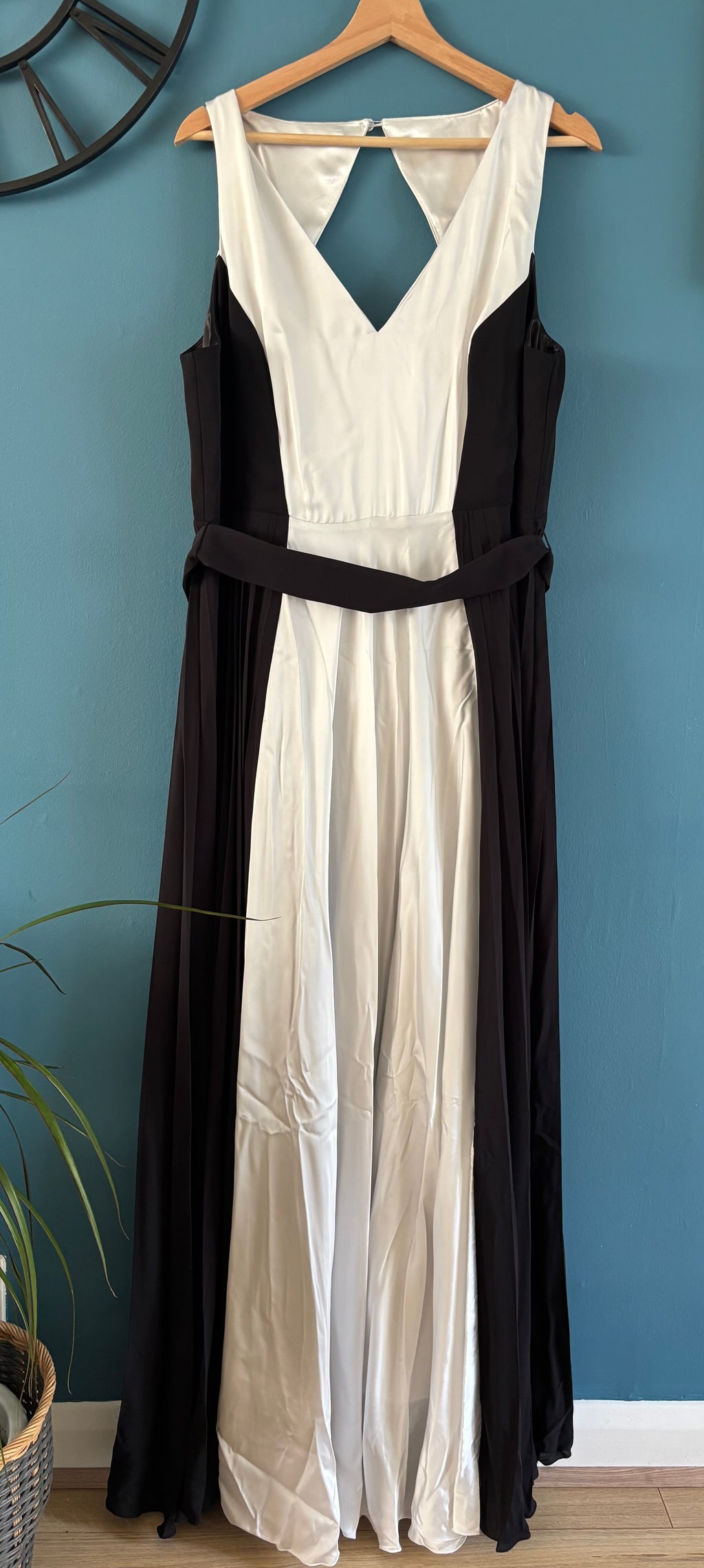 Coast- Black/White - Size 20